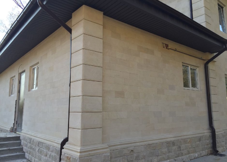 Обшитый балкон травертином