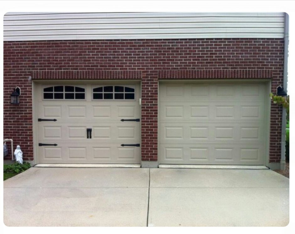 Фасад дома с гаражными воротами