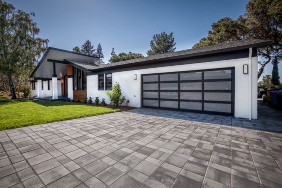 Необычная отделка фасада гаража