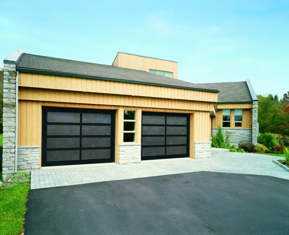 Крашенный фасад гаража