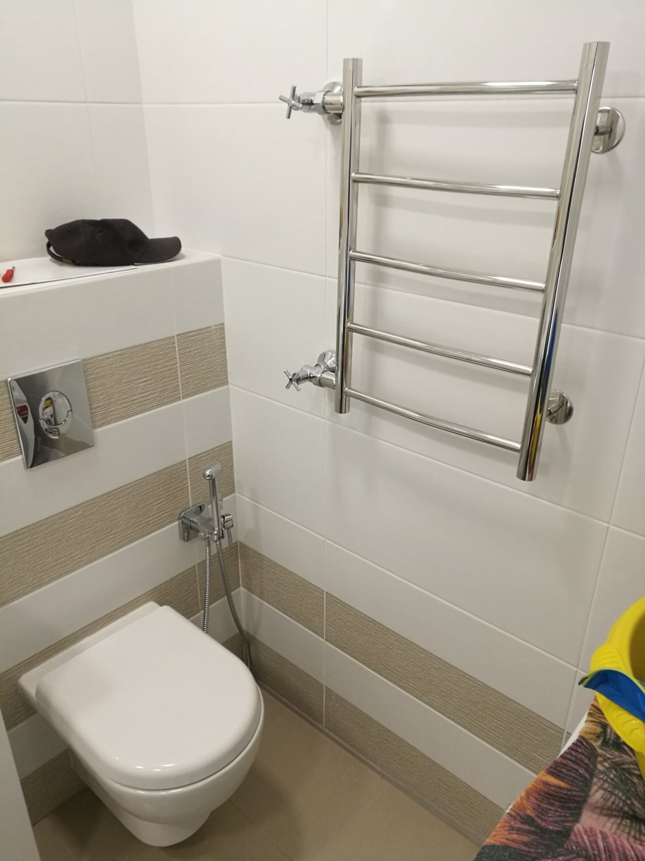 Полотенцесушитель рядом с унитазом