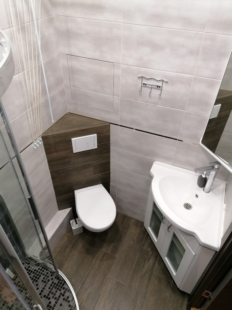 Полотенцесушитель над унитазом с инсталляцией