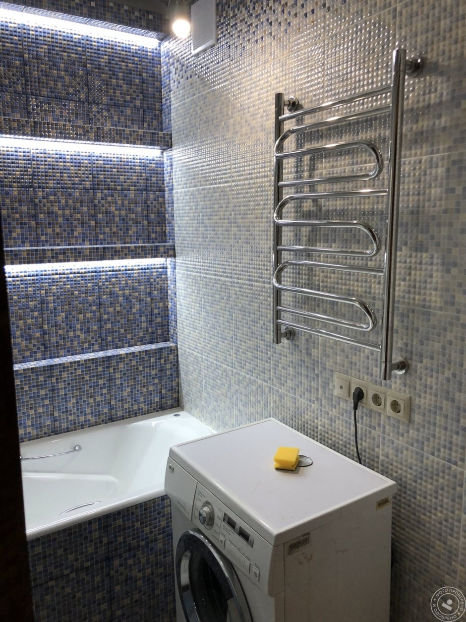 Полотенцесушитель над раковиной в туалете