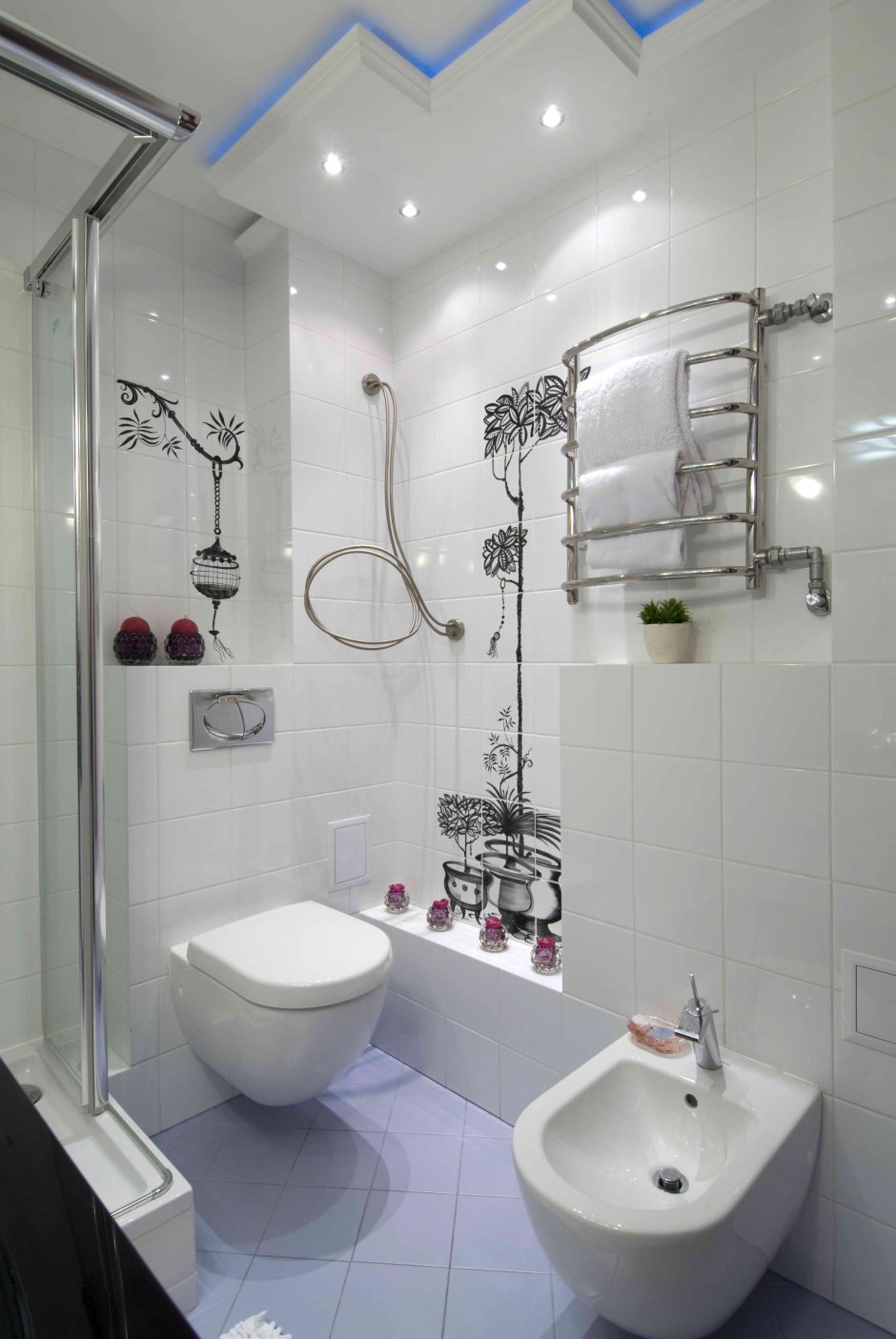 Полотенцесушитель над инсталляцией