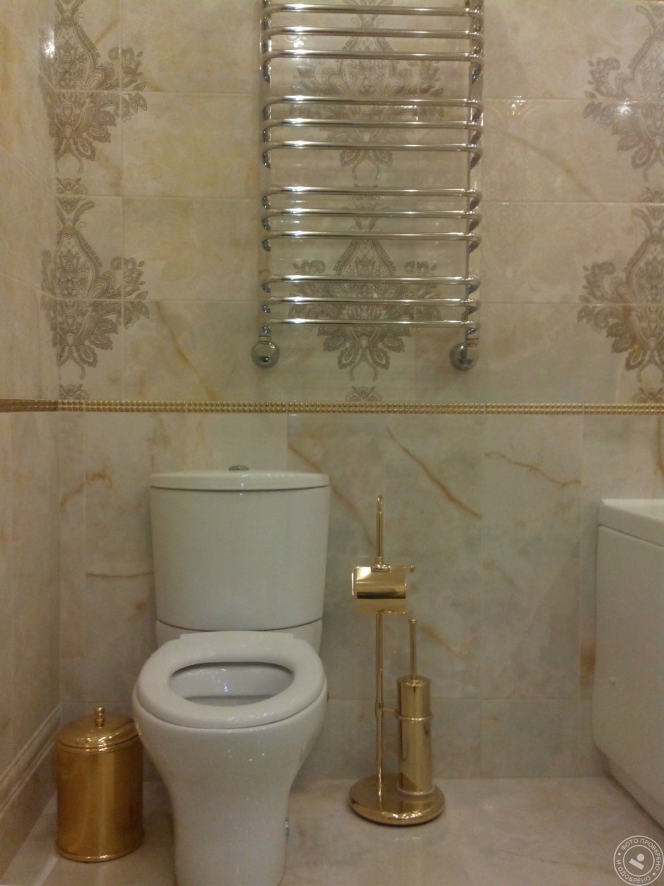 Полотенцесушитель над инсталляцией