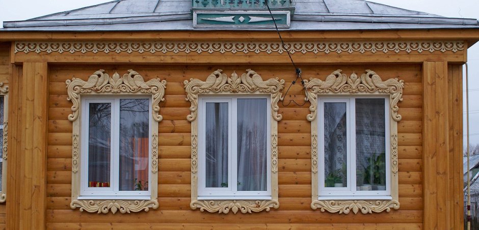 Сайдинг и резные наличники на окна