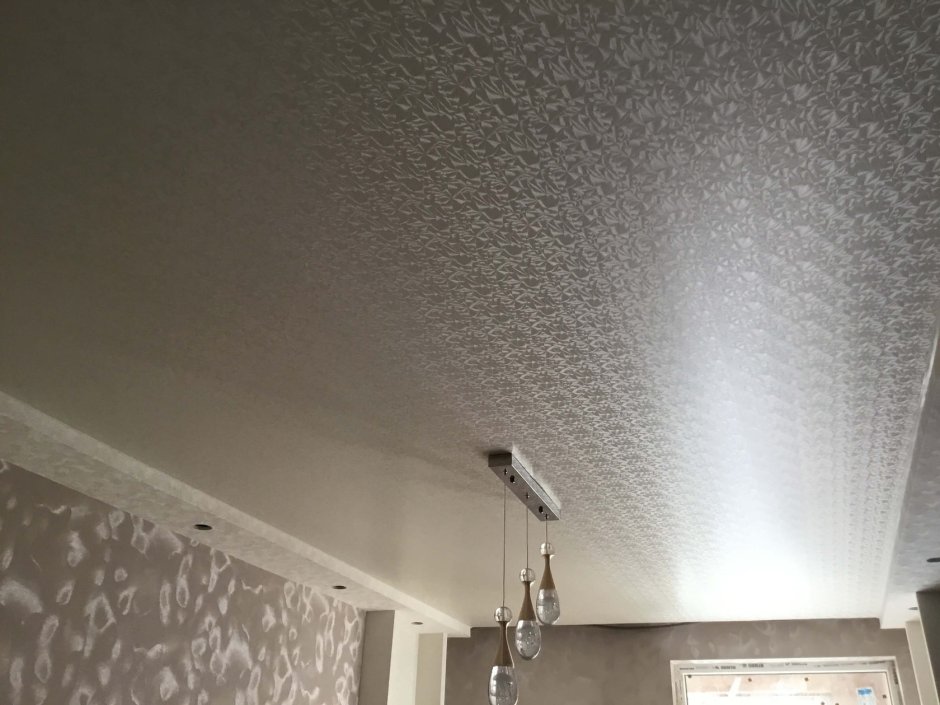 Фактурный натяжной потолок в интерьере