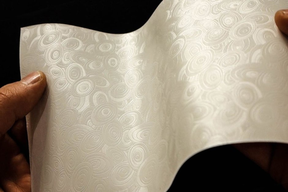 Натяжной потолок парча белый