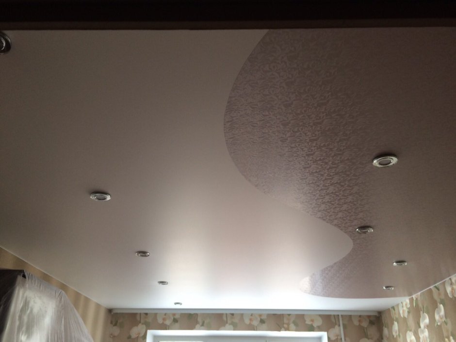 Матовый фактурный натяжной потолок