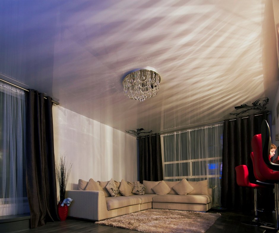 Глянцевый потолок в зале