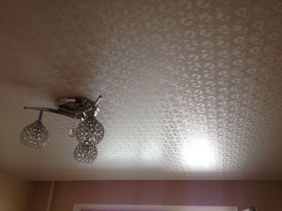 Натяжной потолок с тиснением