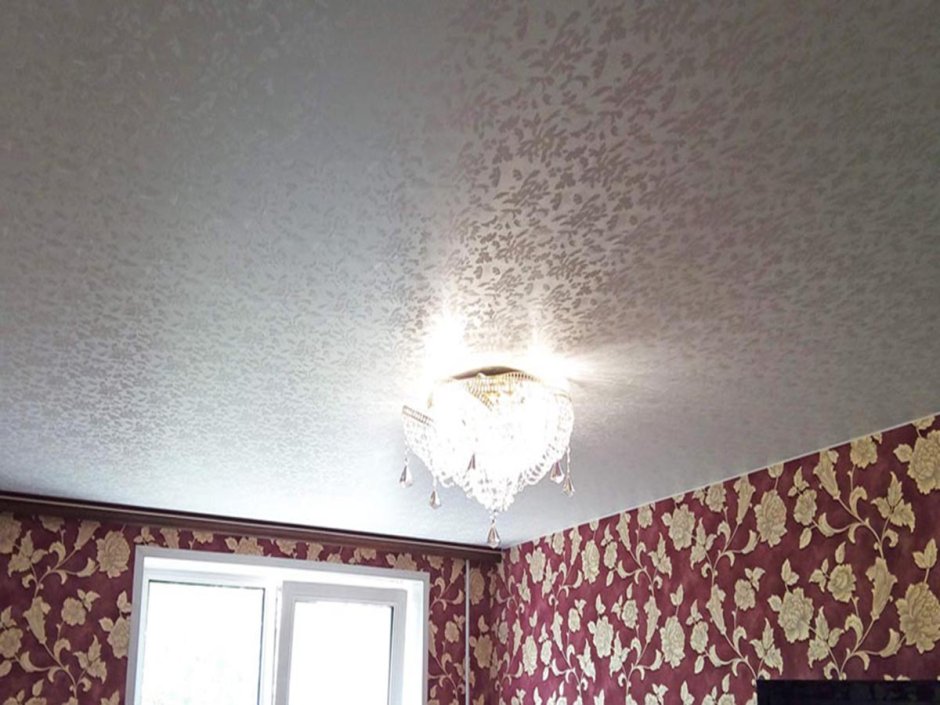 Матовый фактурный натяжной потолок