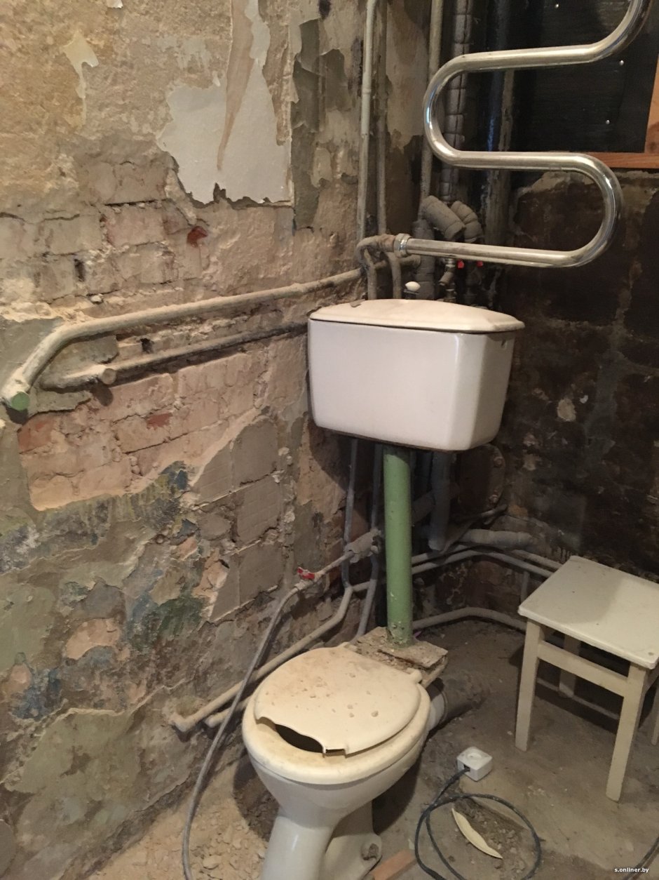 Крашеные трубы в туалете