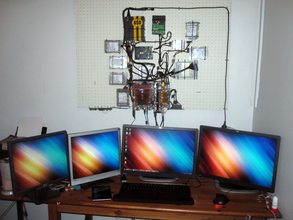 Компьютер на стене