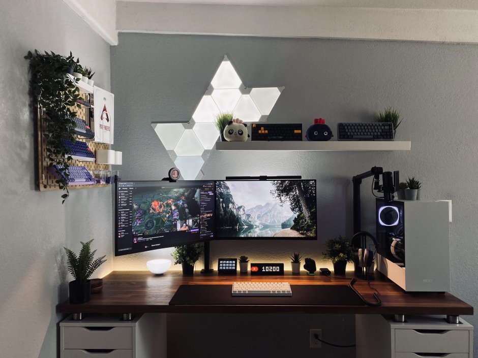 Телевизор над компьютерным столом