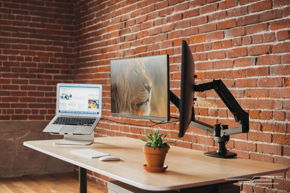 Монитор на стене