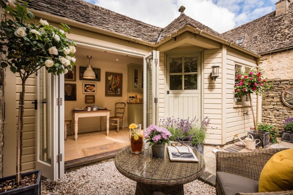 Интерьер теплой беседки