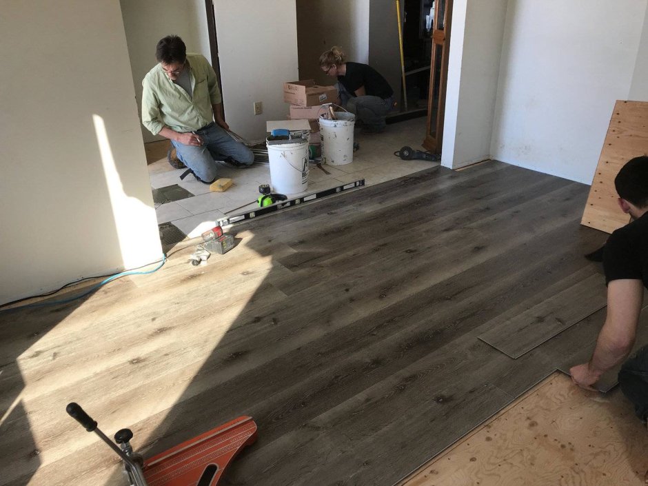 Отделка стен кварцвинилом