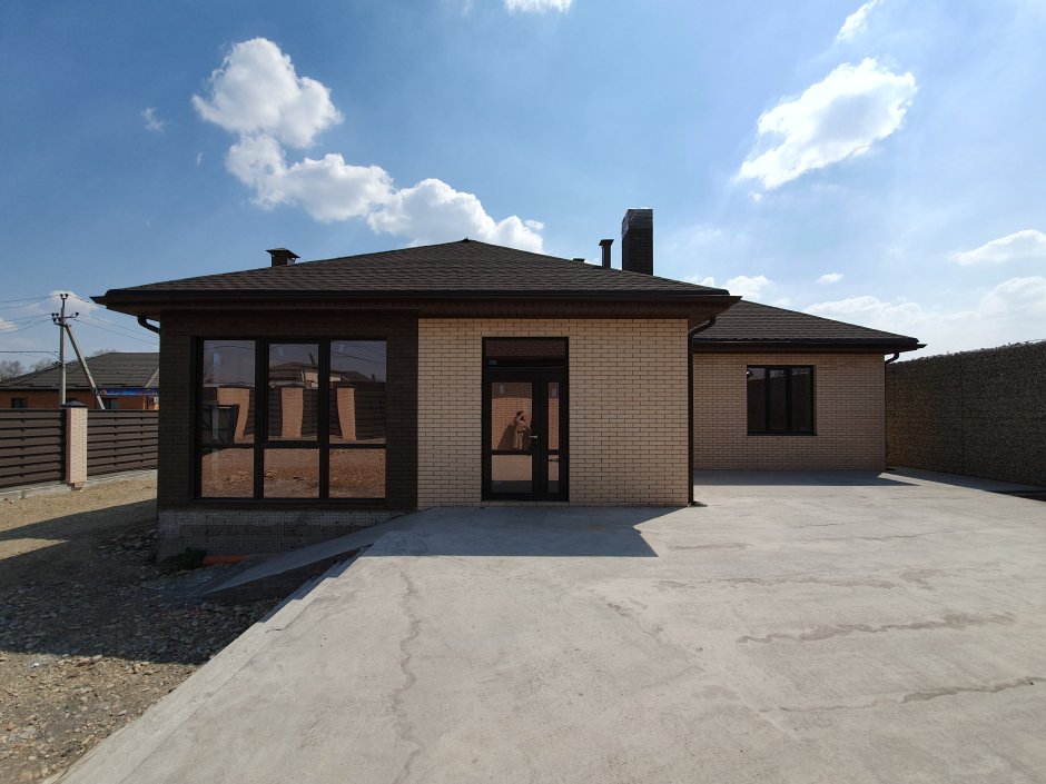 Одноэтажный дом из светлого кирпича