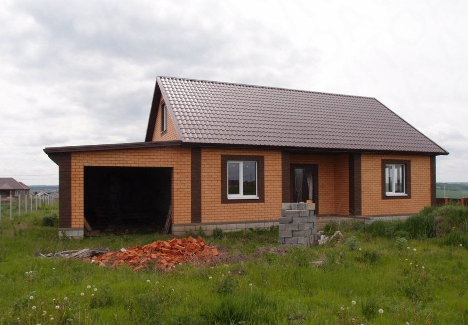 Деревенский домик из кирпича