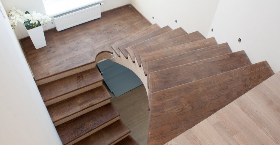 Верхняя ступень лестницы на второй этаж