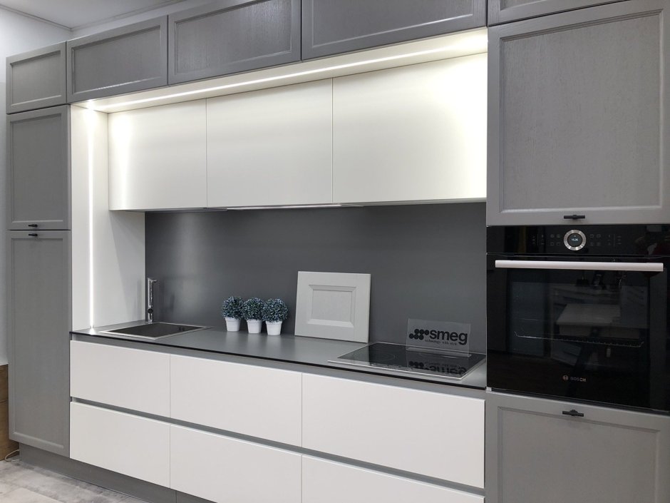 Белая кухня с черной ручкой gola