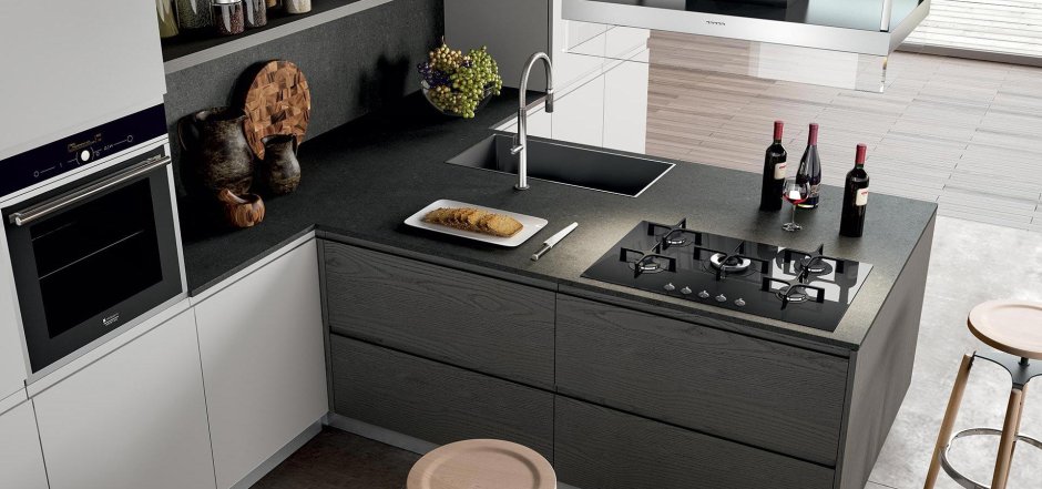 Кухня с интегрированными черными ручками