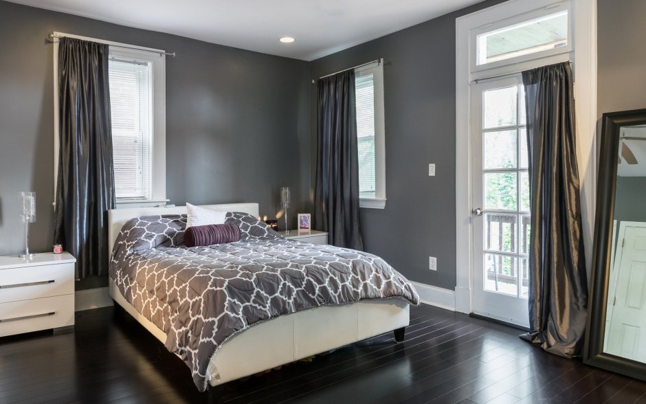 Шторы к серым обоям в спальню