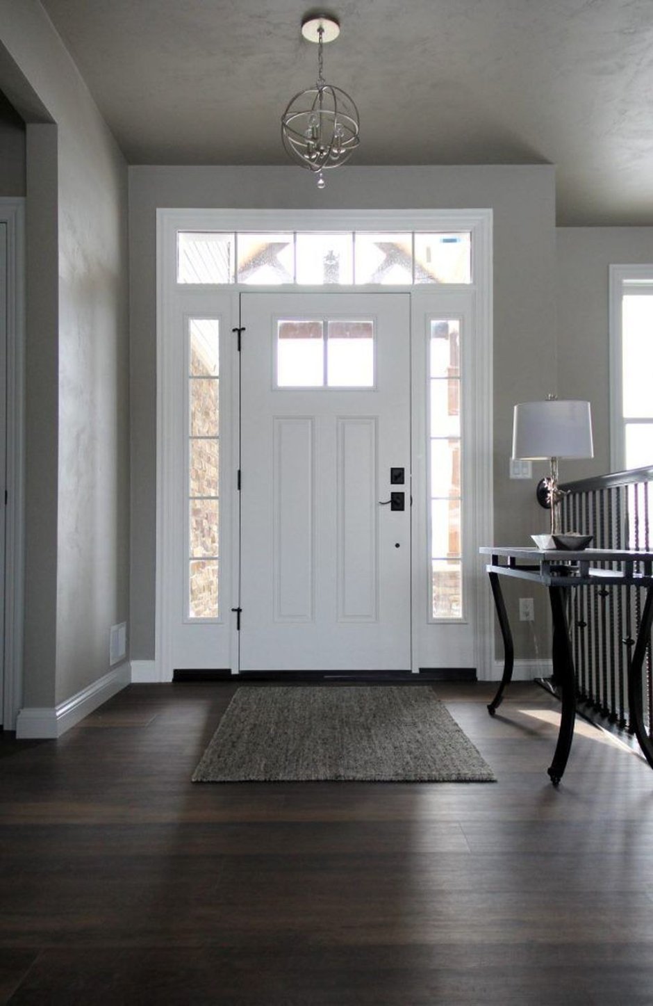 Серые двери в интерьере