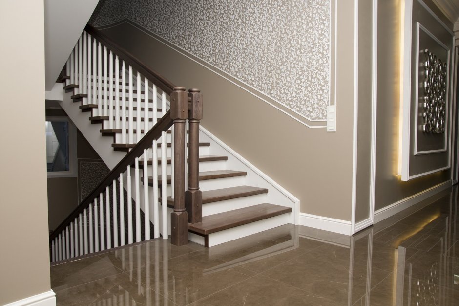 Цветные лестницы в интерьере