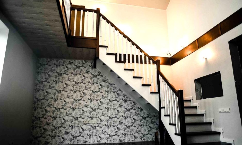 Полиуретановый плинтус на лестнице