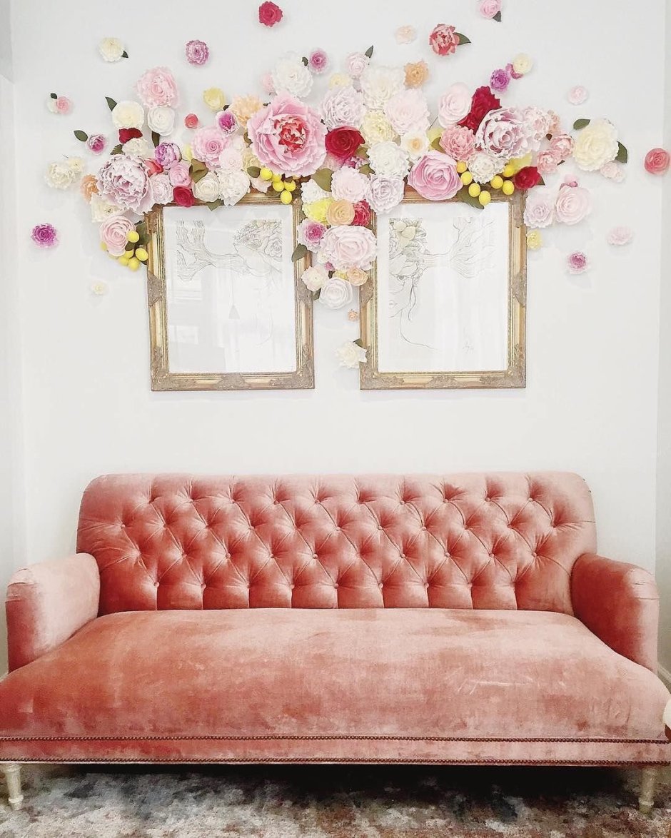 Цветы над диваном