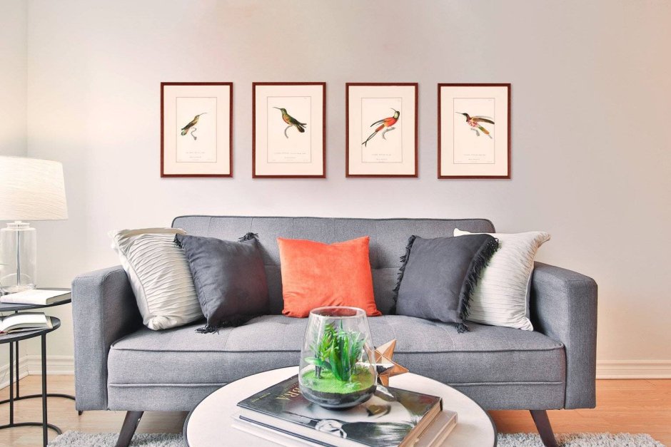 Постеры над диваном