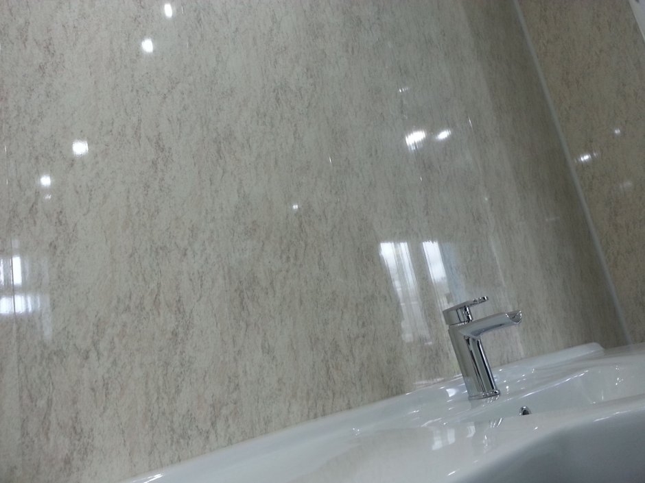 Отделка ванной пластиковыми панелями под мрамор