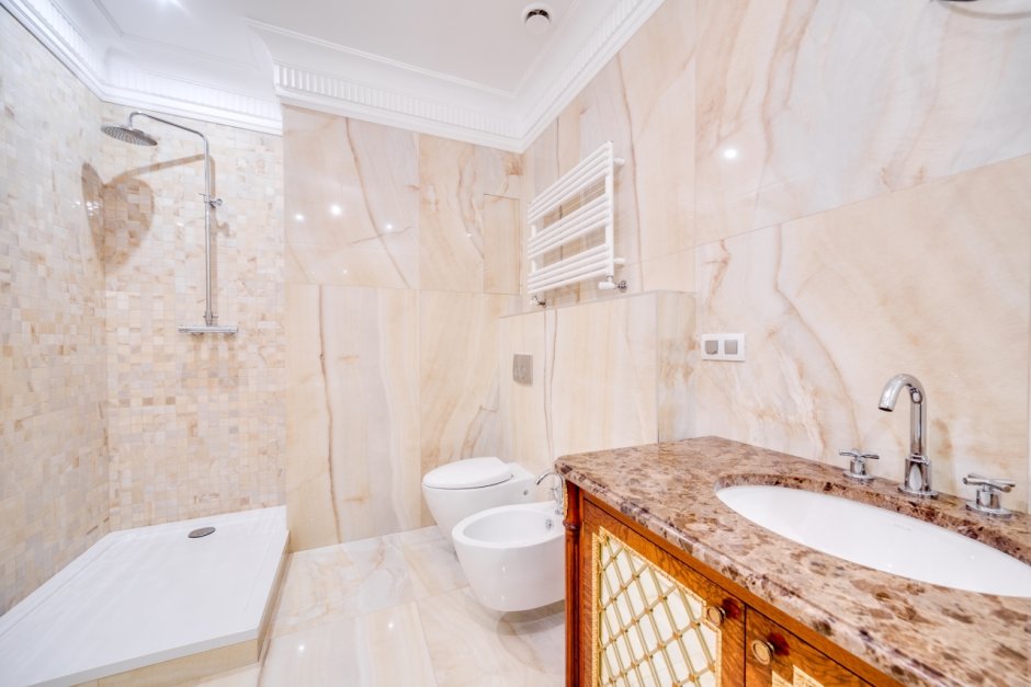 Отделка ванной плиткой под мрамор