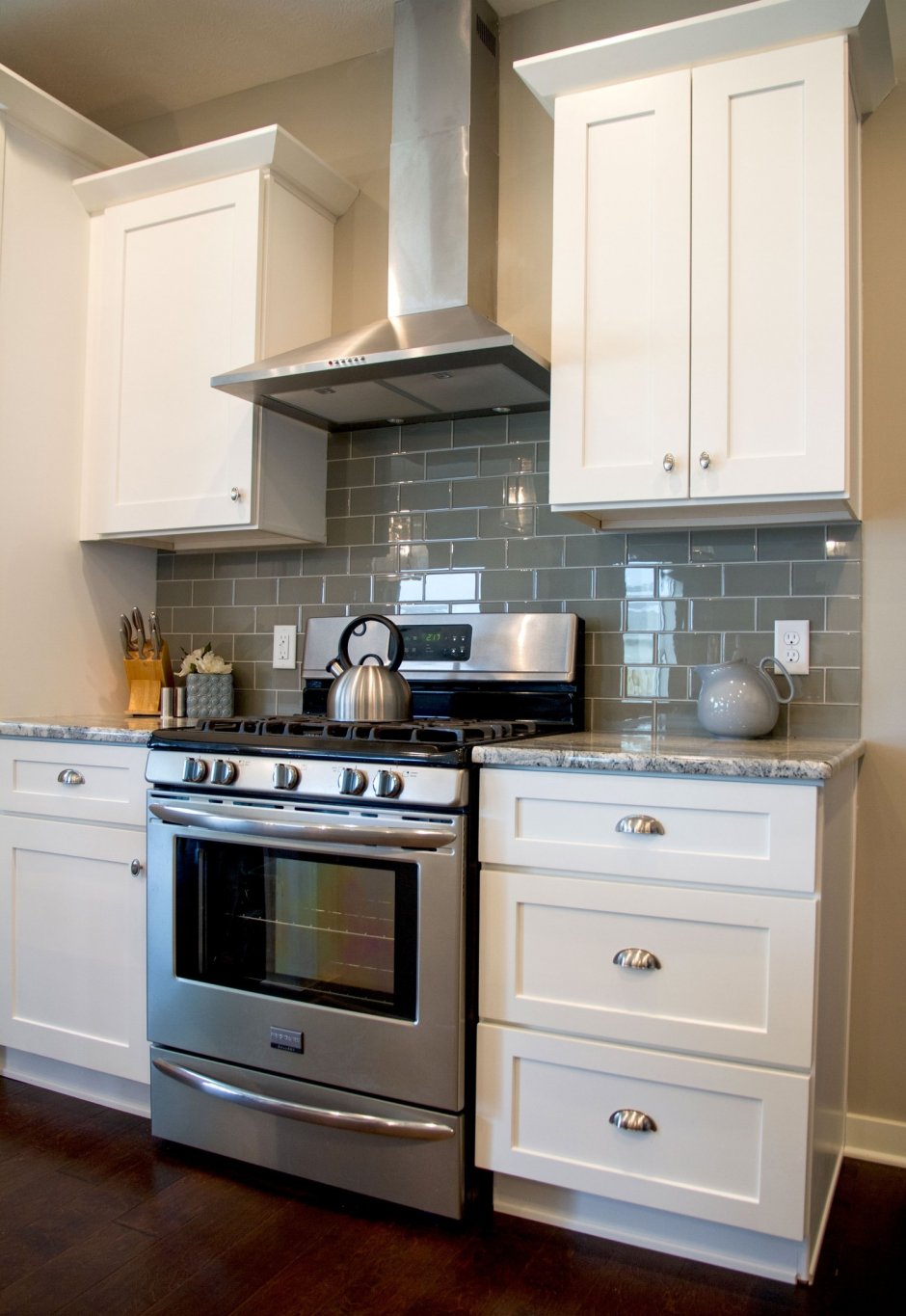 Отдельностоящая вытяжка на кухне