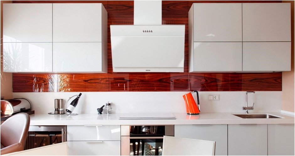 Кухня с наклонной вытяжкой