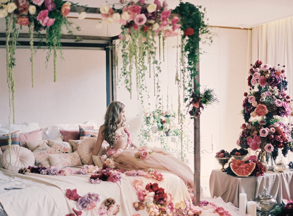 Комната украшенная цветами