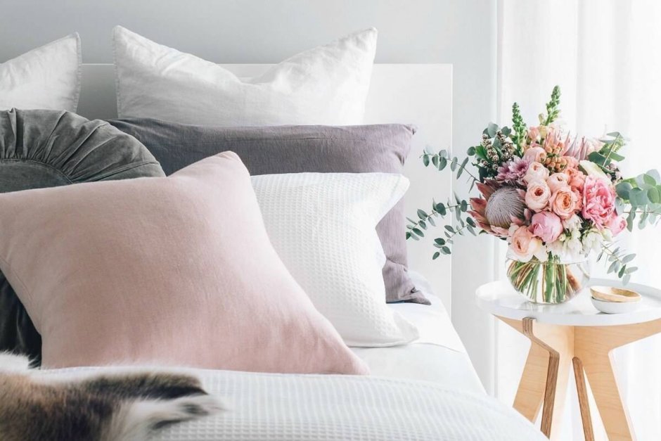 Цветы возле кровати