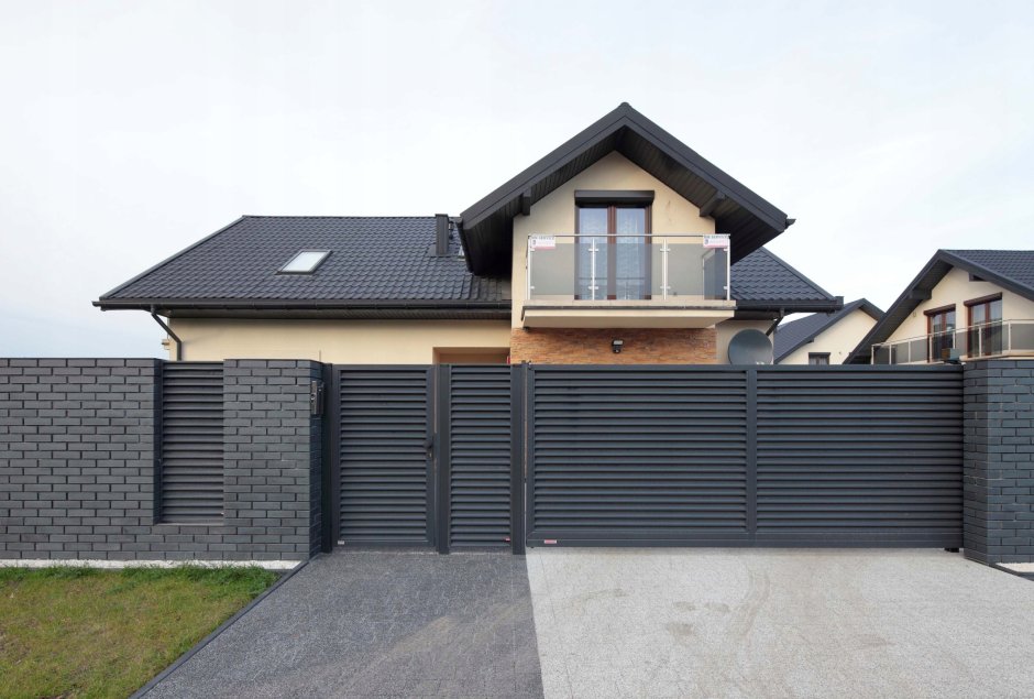 Дом с крышей RAL 7024