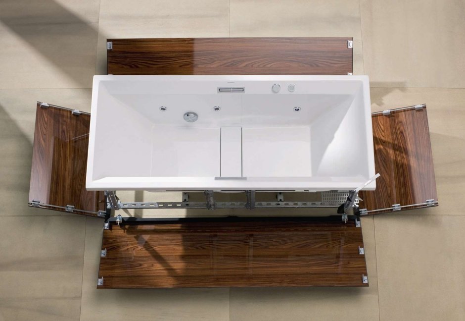 Шкаф с жалюзийными дверцами