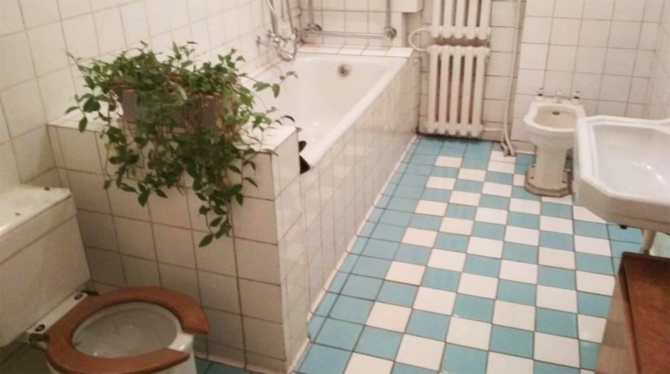 Ванная комната с высокими потолками