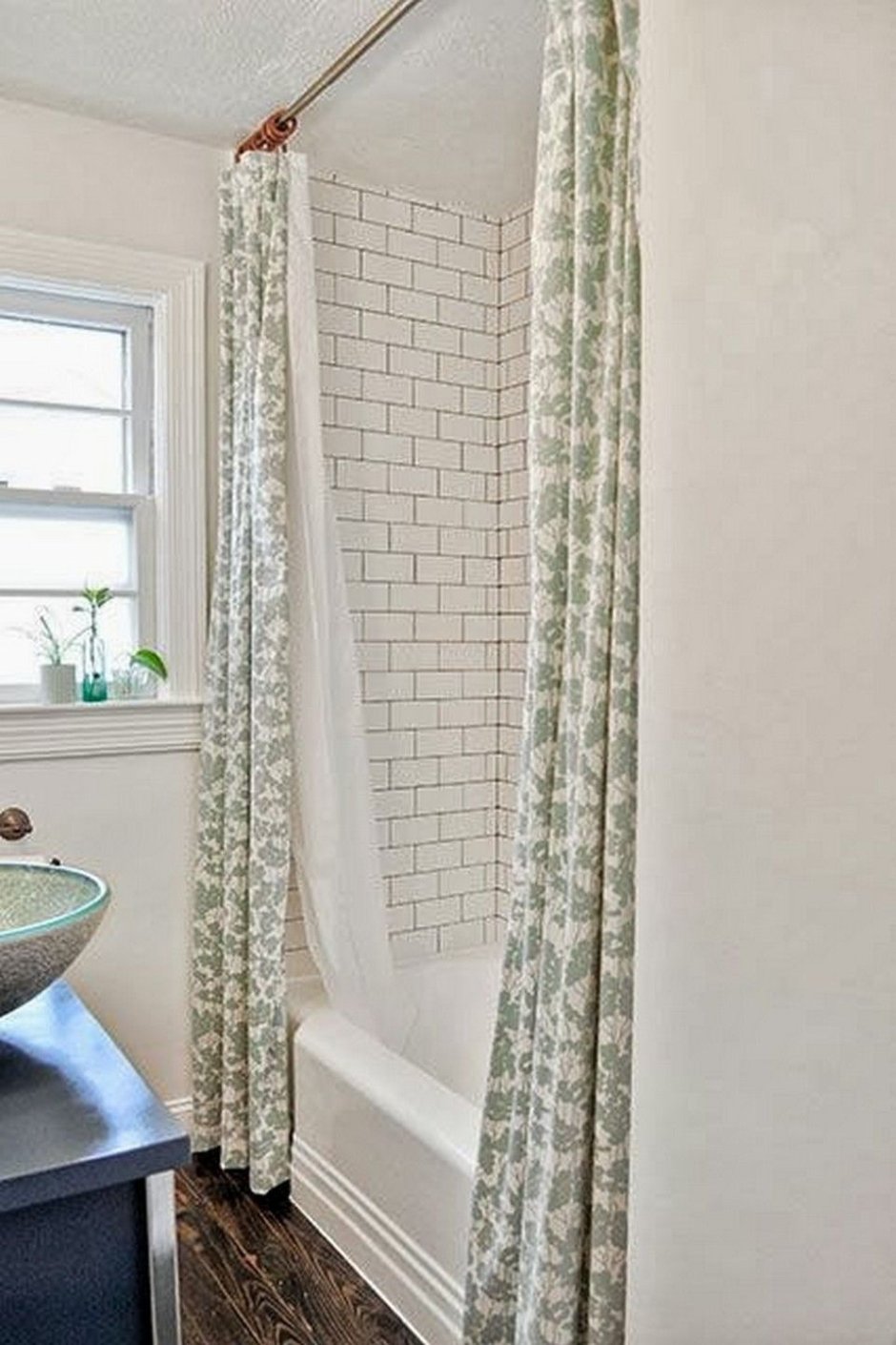 Штора в ванной до потолка