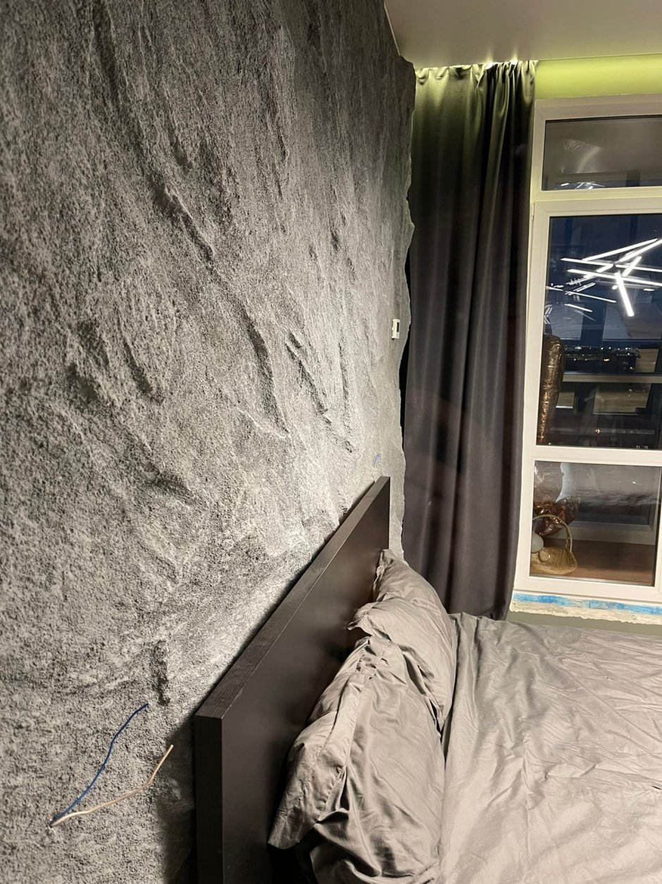 Искусственная скала в интерьере