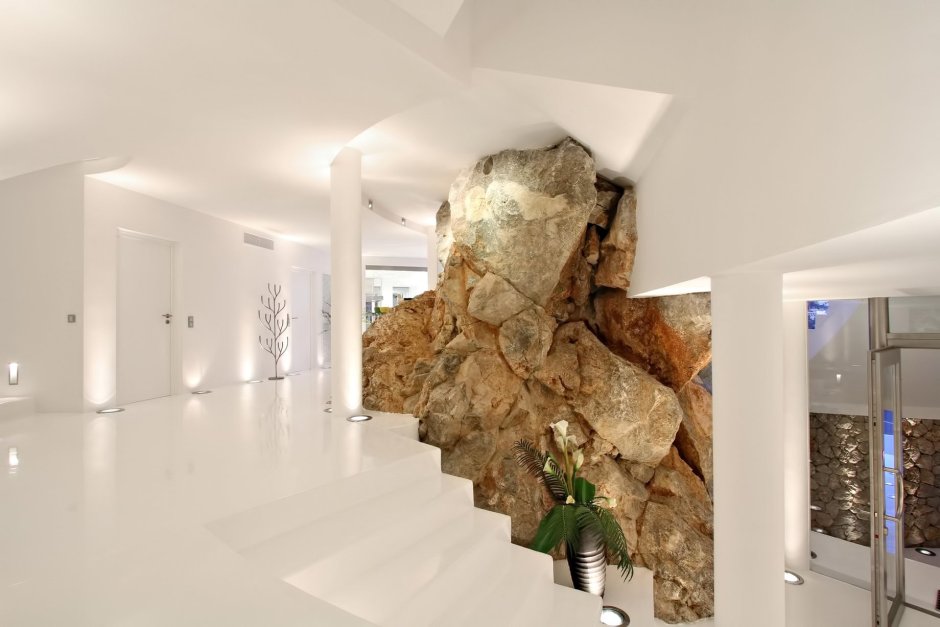 Имитация скалы на стене