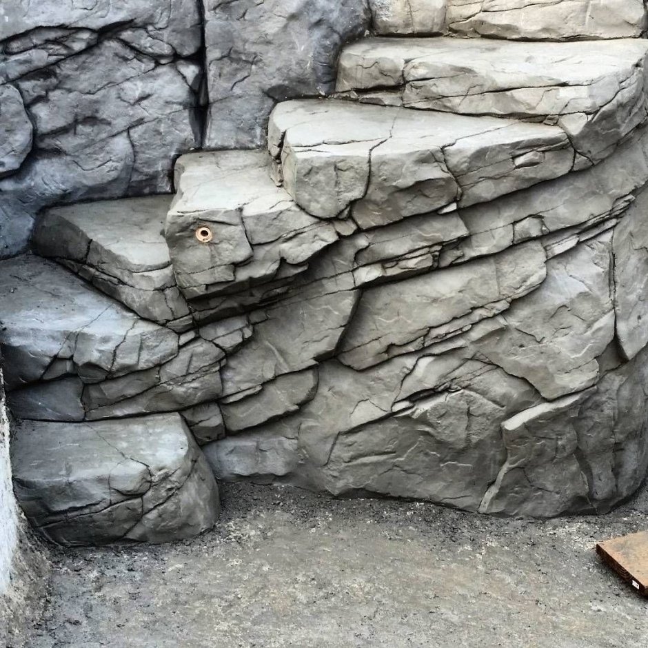 Искусственная скала в интерьере