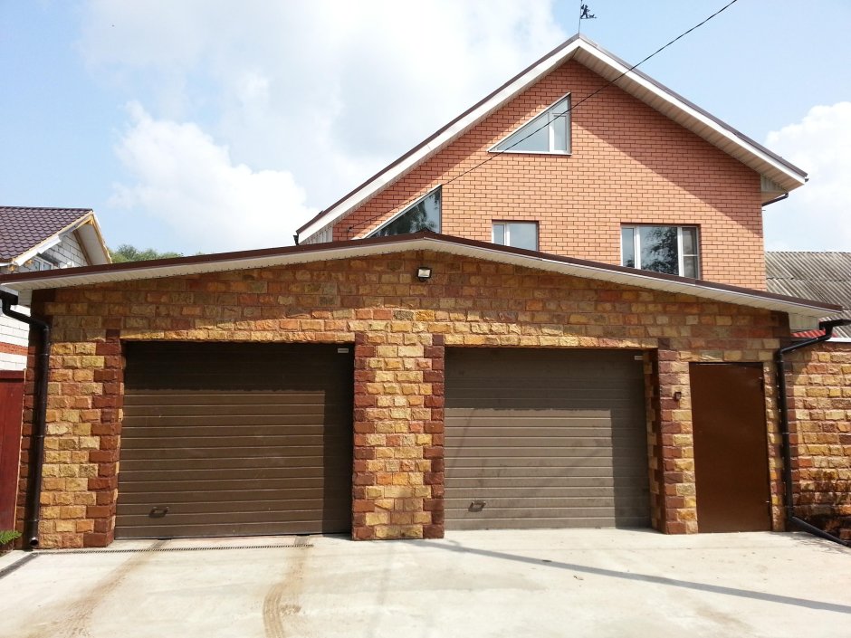 Кирпичный дом с гаражом