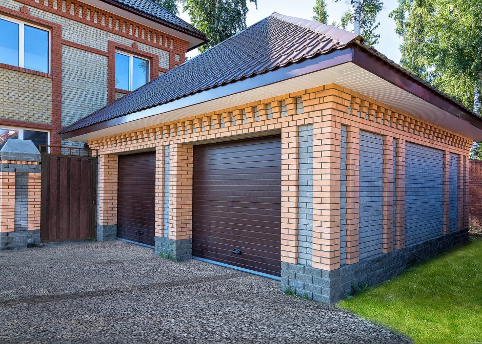 Красивый гараж из кирпича