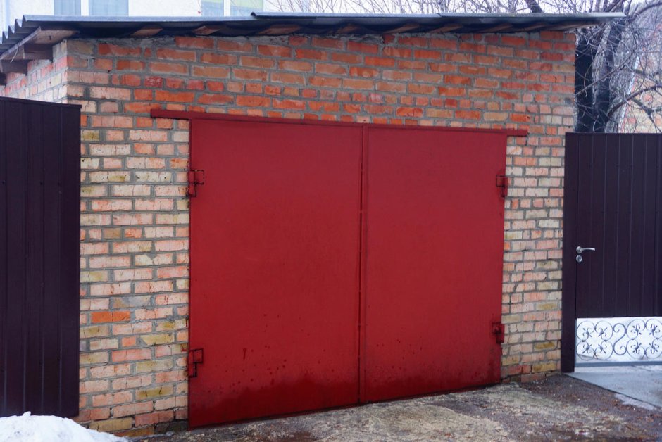 Старый кирпичный гараж