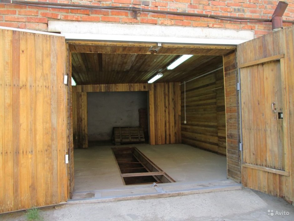 Гараж из коричневого кирпича